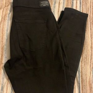 Black Levi’s pull on skinny jeans